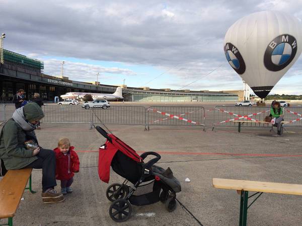 Tempelhof: Julie loves this big balloon