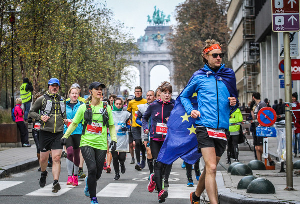 Sure enough, I run this thing wearing a EU flag cape – like I got any other choice!