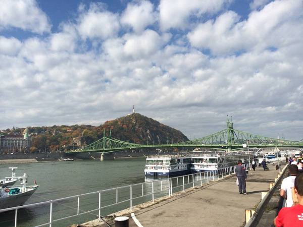 Again this bridge. Behind it, on top of the hill, a woman statue appears to be holding some kind of surfing board. Nice.