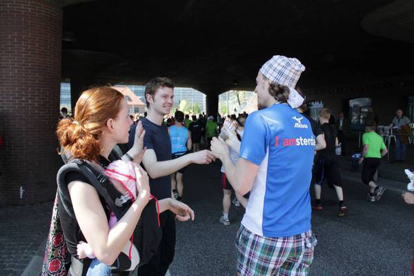 Personal cheering at KM17 (Sophie and Julie, behind them Krischi, who hands me PowerGel’s)