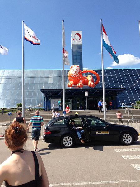 Julie saw this big ING lion and greeted him by saying “Uaaaargh!”