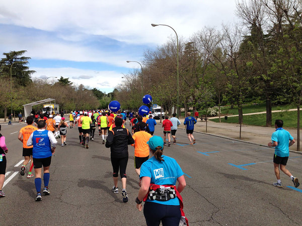 The 4:30 pace makers (blue balloons) and a rock band to the left