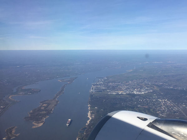 This is the far western part of Hamburg, and the two white sticks in the center are where I usually turn around after 10 kilometers of running next to the river. Fun to see it from above!